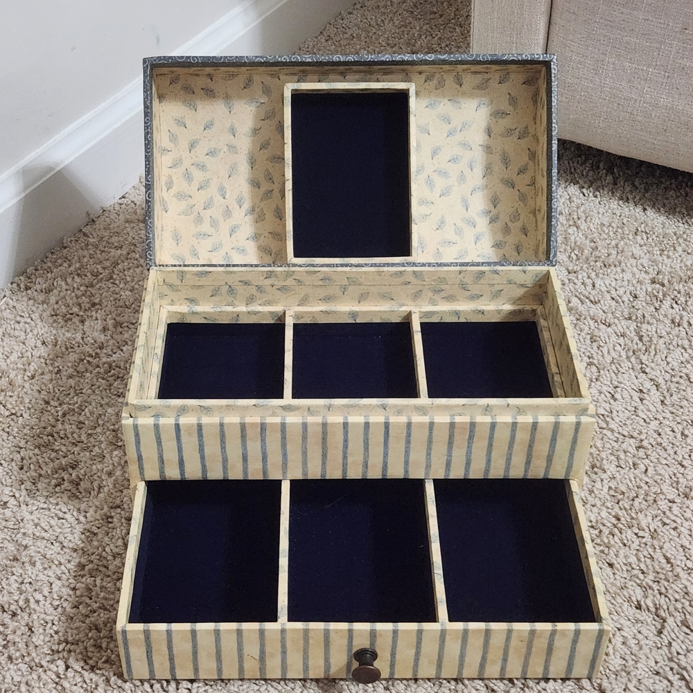 Striped Cream and Blue Jewelry Organizer